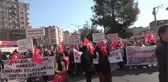 Son dakika... Evlat eylemindeki aileler şehitlere saygı yürüyüşü düzenledi
