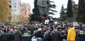 Saakaşvili'nin hapishanenin hastanesine götürülmesine karşı çıktığı görüntüleri paylaşıldı