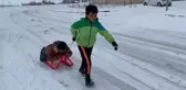 Kars'ta kızağını kapan çocuklar kaymaya koştu