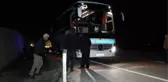 Otomobilin savurduğu taş otobüsteki yolcunun başına isabet etti