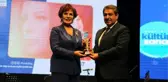 HÜLYA KOÇYİĞİT VE BURÇAK EVREN'E ONUR ÖDÜLÜ VERİLDİ