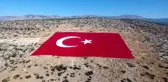 22 dönümlük araziye işlenen dev Türk bayrağı 20 günde boyandı