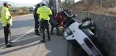 SU KANALINA DEVRİLEN OTOMOBİLDE SIKIŞAN SÜRÜCÜYÜ İTFAİYECİLER KURTARDI