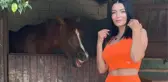 Aleyna Tilki'nin annesi, peş peşe bikinili pozlarını paylaştı