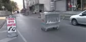 Ataşehir'de İETT aracı yolda kaldı, sürücü caddeyi trafiğe kapattı