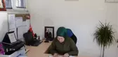 Kadın muhtar kivi üreticilerine hasatta yardım ediyor