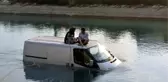 MİNİBÜS SULAMA KANALINA DÜŞTÜ, İÇİNDEKİ ÇİFT ARACIN ÜZERİNE ÇIKIP YARDIM BEKLEDİ