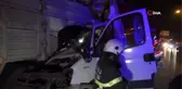 Son dakika haber! TEM'de kamyonet lastiği patlayan kamyona ok gibi saplandı: 1 ölü