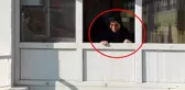 16 yaşındaki oğlunun mutfağa kilitlediği talihsiz kadın, camdan feryat etti