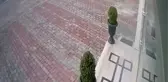Kaldırımda bekleyen kadın geri gelen aracın altında kalmaktan son anda kurtuldu...O anlar kamerada