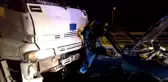 Kamyonun kağıt gibi ezdiği otomobilde sıkışmıştı, yaşam savaşını kaybetti