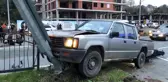 Kaza yapan araçlara çarpan motosiklet sürücüsü ağır yaralandı