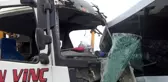 Servis aracı ile vinç çarpıştı: 2 yaralı