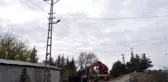 DİREKLERİ YENİLEYEN İŞÇİLERİN ÜZERİNE ELEKTRİK TELİ DÜŞTÜ 1 ÖLÜ, 2 YARALI