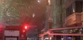 BEYOĞLU'NDA OTELLERİN BULUNDUĞU CADDEDE BİR BİNADA YANGIN PANİĞİ