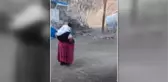 Depremde enkaz altında kalan hayvanlar vatandaşlar tarafından kurtarıldı