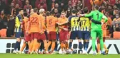 Her şey Mesut Özil'e çakmak atılmasıyla başladı! Derbide ortalık savaş alanına döndü