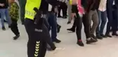 Trafik polisi davet edildiği düğünde mendili eline alıp halay başına geçti