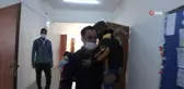 O bir öğretmenden daha fazlası, engelli öğrencisini her teneffüs kucağında gezdiriyor