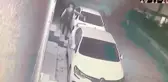 Maltepe'de park halindeki otomobile boya sökücü döküp kaçtı...O anlar kamerada
