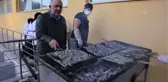 Yurtta kalan üniversite öğrencileri kemençeli hamsi şenliğinde eğlendi