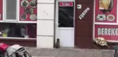 Aç kalan kedi lokantaya girmeye çalıştı