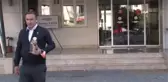 Çaresiz kadını bıçaklı saldırganların elinden kurtardı, ödüllendirildi