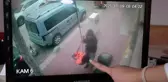 Önce valizi çaldı ardından içini doldurup müşteri gibi uzaklaştı
