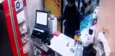 Avcılar'da, sadaka kutusu hırsızlığı kamerada