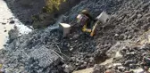 İstinat duvarı çöktü park halindeki iş makinesi toprak altında kaldı
