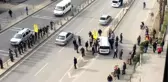 Direksiyon hakimiyetini kaybeden otomobil sürücüsü refüje çarptı
