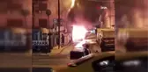 Beyoğlu'nda park halindeki otomobil yanarak kül oldu