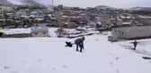 Çocuklar kar topu oynayıp kızakla kayarak eğlendi