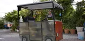 Eşi yolda kalmasın diye akülü arabayı güneş enerjili araca dönüştürdü