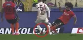 Galatasaraylıları ayağa kaldıran pozisyon! Maçın hakemi yerden yere vuruldu