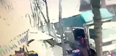Avcılar'da uçan çatı karşı binadaki daire camlarını kırdı