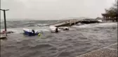 BALIKESİR'DE KUVVETLİ RÜZGAR; SAHİLDEKİ RESTORANLARI SU BASTI
