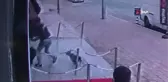 Bu köpek kavgaya izin vermiyor... Tartışan gençleri kovalayan köpek kamerada