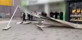 Kuvvetli rüzgar dolayısıyla müstakil evin çatısına ağaç devrildi