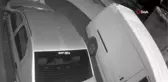 Avcılar'da otomobilin arka camı kırıp müzik tesisatını böyle çaldılar