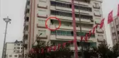 BALKON KORKULUKLARINA ÇIKIP, KÜREKLE OYNADI; DEMİRLERDEN BABASI ALDI