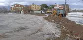 Denizin taşmasını önlemek için adeta baraj yaptılar