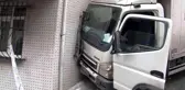 Gaziosmanpaşa'da yokuş aşağı kayan kamyonet eve girdi