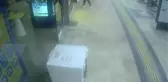 İş yerinin önündeki çamaşır makinesi rüzgarın etkisiyle kaldırımda sürüklendi