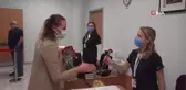 Tuzla Belediyesi'nden tıbbi sekreterlere çiçek sürprizi