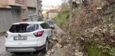 Zonguldak'ta heyelan...Kaya parçaları arabanın üzerine düştü