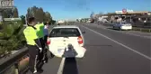 Önündeki otomobile çarpan 83 yaşındaki sürücü ekiplere zor anlar yaşattı