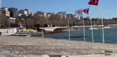 Fırtınanın ardından Caddebostan sahilini kaplayan kırmızı yosunlar toplanıyor