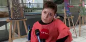 AYAKLARIYLA YAPTIĞI RESİMLERLE SERGİ AÇTI