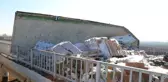 Köprüde korkuluklara çarparak devrilen tır duble yol arasında sıkıştı